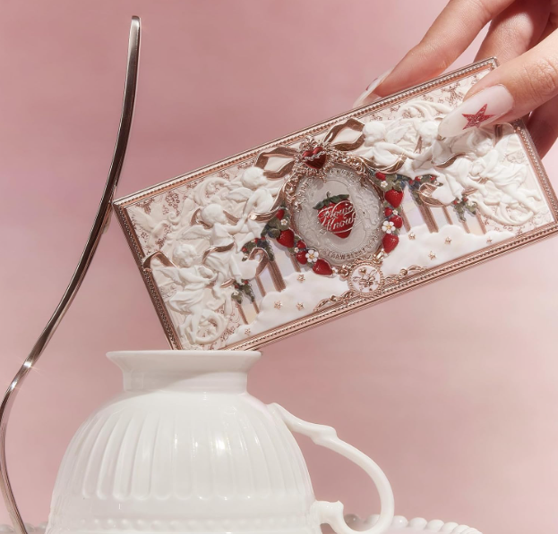 Багатофункціональна палетка тіней Flower Knows Strawberry Cupid Collection відтінок 01 Honey Canelé—Earthy Neutrals - зображення 6