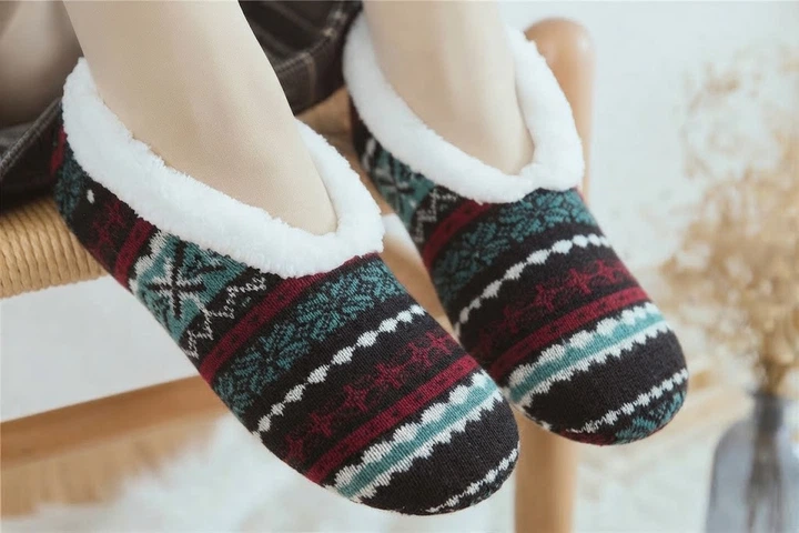 Теплі тапочки-шкарпетки зі стоперами новорічні Honey Fashion Accessories 36-39 р різнокольоровий (1-5/5) - Фото 1 Теплі тапочки-шкарпетки зі стоперами новорічні Honey Fashion Accessories 36-39 р різнокольоровий (1-5/5) - изображение 1