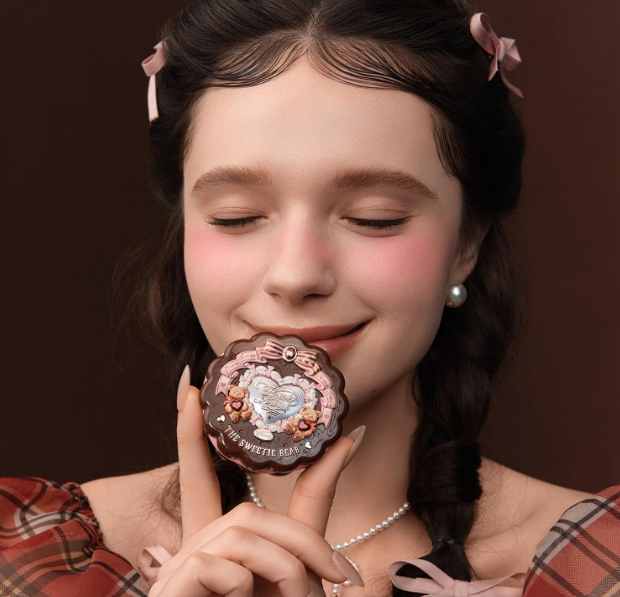 Рум'яна Flower Knows The Sweetie Bear Silk Satin Blush у відтінку 04 Berry Parfait - зображення 2