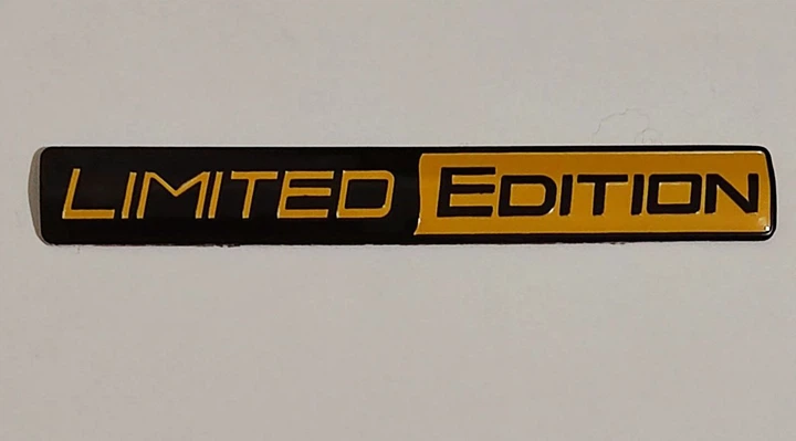 Металева 3D наклейка шильдик "Limited Edition" 10.6х1.1 см — алюмінієва емблема на авто, салон, багажник, мотоцикл, скутер та велосипед (Жовто-чорний), 1 шт - зображення 3
