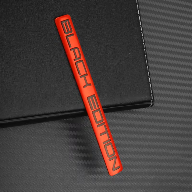 Металлическая 3D наклейка шильдик "RED-BLACK" 10.6х1.1 см — алюминиевая эмблема на авто, салон, багажник, мотоцикл, скутер и велосипед (Черно-красный), 1 шт - изображение 3