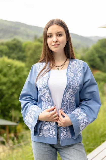Вишитий літній жіночий жакет Etnovyshyvka "Птах Щастя" блакитний з білою вишивкою L - Фото 2 Вишитий літній жіночий жакет Etnovyshyvka "Птах Щастя" блакитний з білою вишивкою L - изображение 2