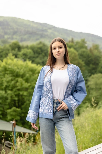Вишитий літній жіночий жакет Etnovyshyvka "Птах Щастя" блакитний з білою вишивкою L - Фото 3 Вишитий літній жіночий жакет Etnovyshyvka "Птах Щастя" блакитний з білою вишивкою L - изображение 3