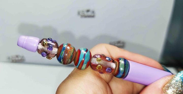 Ручка дизайнерская с авторскими бусинами с добавлением серебра 12189 ISTA Lampwork - Фото 3 Ручка дизайнерская с авторскими бусинами с добавлением серебра 12189 ISTA Lampwork - изображение 3