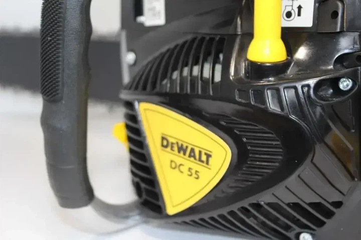 Бензопила DeWalt DC55 бензиновая 4,5 кВт цепная пила 52 см3 двухтактная мотопила 11000 об мин шина 45 см цепь 0,325 пила для дров древесины деревьев сада строительства хозяйства - изображение 7