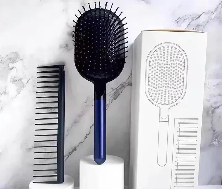 Набір щіток і гребінців DYS Designed Paddle Brush and Detangling Comb Prussian Blue Black (B-98) - Фото 3 Набір щіток і гребінців DYS Designed Paddle Brush and Detangling Comb Prussian Blue Black (B-98) - изображение 3