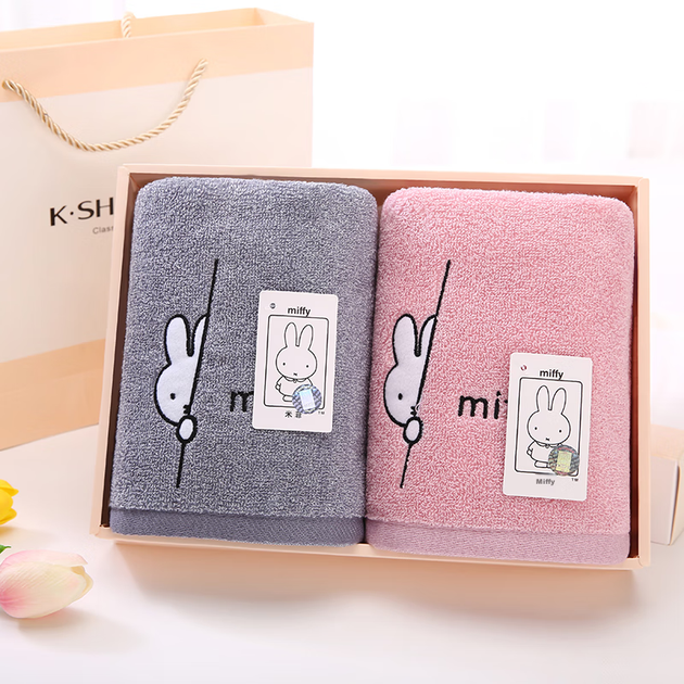 Набор из двух полотенец для лица KING SHORE Miffy Class A из чистого хлопка с вышивкой, мягкие и впитывающие, 72*34 см, с сумкой для переноски. - Фото 4 Набор из двух полотенец для лица KING SHORE Miffy Class A из чистого хлопка с вышивкой, мягкие и впитывающие, 72*34 см, с сумкой для переноски. - изображение 4
