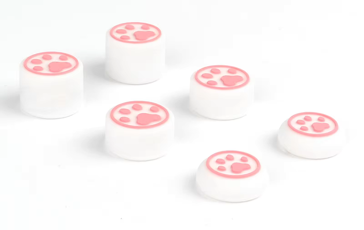Силиконовые накладки на стики Paws 6в1 (White\Pink) для DualSense PS5 \ DualShock PS4 \ Xbox Series \ Nintendo Switch 2 - Фото 1 Силиконовые накладки на стики Paws 6в1 (White\Pink) для DualSense PS5 \ DualShock PS4 \ Xbox Series \ Nintendo Switch 2 - изображение 1