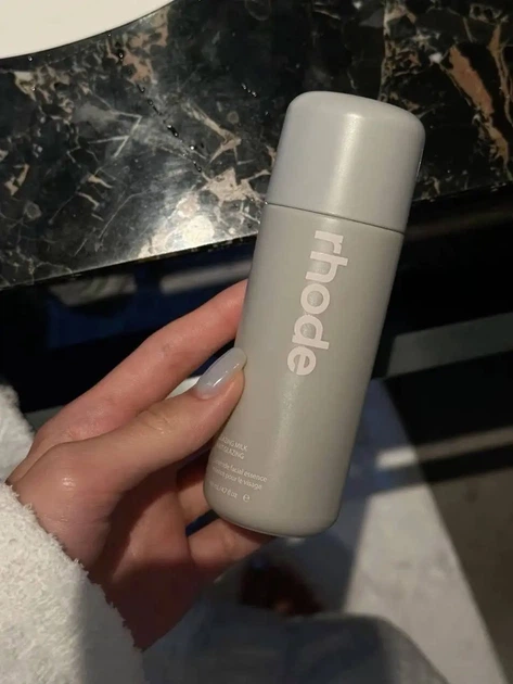Зволожувальна молочна есенція для обличчя Rhode Glazing Milk 140 ml - Фото 4 Зволожувальна молочна есенція для обличчя Rhode Glazing Milk 140 ml - зображення 4