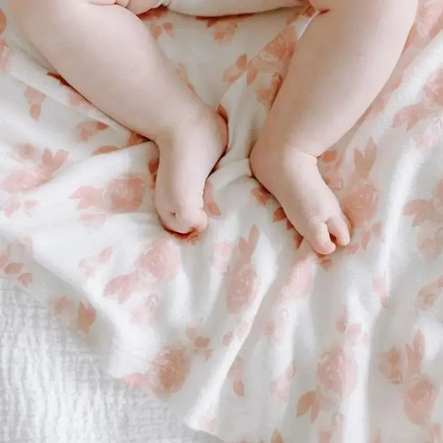 Подарунковий набір Aden + Anais Rosettes, пелюшка та шапочка, рожевий (AA20001) - Фото 3 Подарунковий набір Aden + Anais Rosettes, пелюшка та шапочка, рожевий (AA20001) - зображення 3