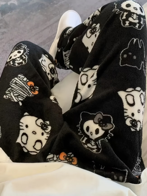 Штаны плюшевые пижамные черного цвета Hello Kitty Helloween, теплые домашние штаны Хеллоу Китти Хеллоуин, L-XL - Фото 5 Штаны плюшевые пижамные черного цвета Hello Kitty Helloween, теплые домашние штаны Хеллоу Китти Хеллоуин, L-XL - изображение 5