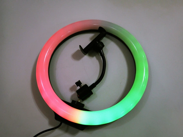 Лампа кільцева RGB LED для фото відео макіяжу та стримів діаметром 26 см із регулюванням яскравості теплим холодним і природним світлом кріпленням для телефона USB-живленням кольоровими режимами MJ26 чорна для селфі блогінгу та створення контенту - зображення 10