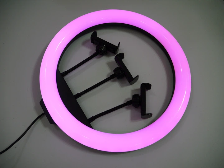 Лампа кільцева RGB LED для фото відеозйомки макіяжу та стримів діаметром 36 см із трьома тримачами для телефона регулюванням яскравості поворотом на 360° USB-живленням кольоровими режимами MJ36 чорна для селфі блогінгу та створення контенту - зображення 10
