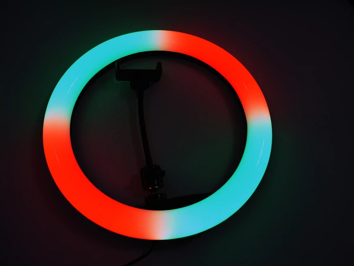 Лампа кольцевая RGB LED для фото видеосъемки макияжа и стримов диаметром 33 см с регулировкой яркости 10 уровней теплым холодным и естественным светом 168 светодиодами держателем для смартфона USB-питанием MJ33 черная для создания контента - Фото 8 Лампа кольцевая RGB LED для фото видеосъемки макияжа и стримов диаметром 33 см с регулировкой яркости 10 уровней теплым холодным и естественным светом 168 светодиодами держателем для смартфона USB-питанием MJ33 черная для создания контента - изображение 8