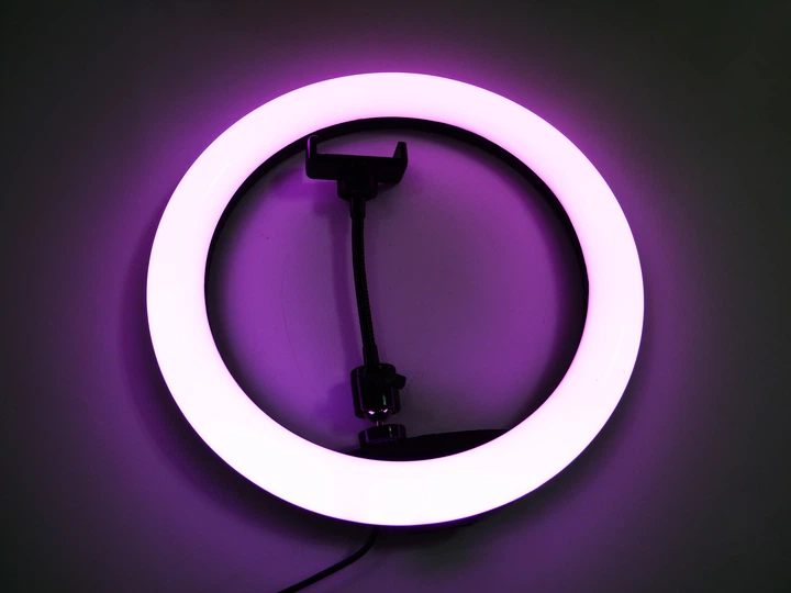 Лампа кольцевая RGB LED для фото видеосъемки макияжа и стримов диаметром 33 см с регулировкой яркости 10 уровней теплым холодным и естественным светом 168 светодиодами держателем для смартфона USB-питанием MJ33 черная для создания контента - Фото 10 Лампа кольцевая RGB LED для фото видеосъемки макияжа и стримов диаметром 33 см с регулировкой яркости 10 уровней теплым холодным и естественным светом 168 светодиодами держателем для смартфона USB-питанием MJ33 черная для создания контента - изображение 10