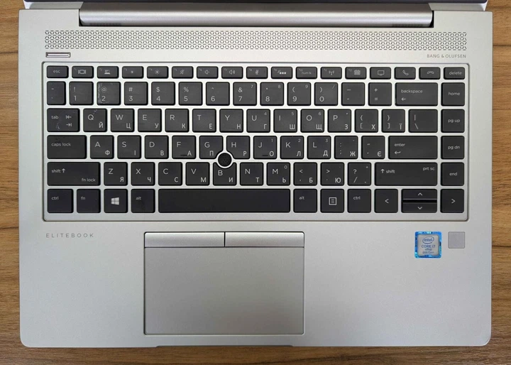Ультрабук Б-клас HP EliteBook 840 G5 / 14" (1920x1080) IPS / Intel Core i7-8650U (4 (8) ядра по 1.9 - 4.2 GHz) / 8 GB DDR4 / 256 GB SSD / Intel UHD Graphics 620 / Fingerprint / WebCam / Windows 10 б/в + Подарунок Бездротова миша / USB - зображення 5