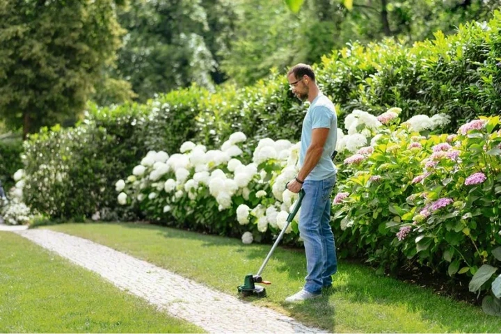 Аккумуляторный садовый триммер Bosch UniversalGrassCut 18V-260, 1х25А·час, 26 см, вес 23 кг - изображение 6