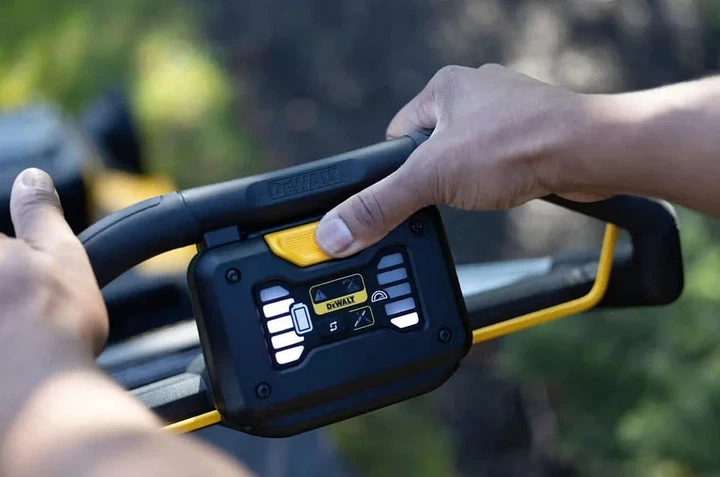 Газонокосилка аккумуляторная DeWalt DCMWP134N 53 см 67 л 25-102 мм черная с желтым - изображение 3