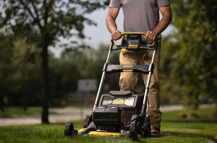 Газонокосилка аккумуляторная DeWalt DCMWP134N 53 см 67 л 25-102 мм черная с желтым - изображение 4