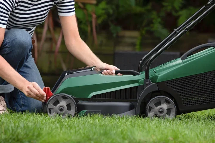 Акумуляторна газонокосарка Bosch CityMower 18V-32-300: 18В, 1х4А·год, ширина косіння 34 см, об'єм травозбірника 31 л, висота різу - зображення 8