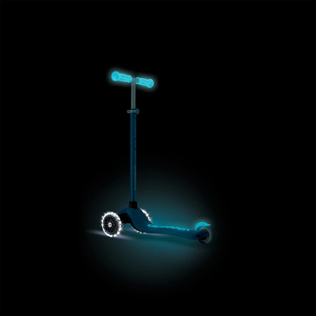 Детский самокат Globber Primo Plus Glow Lights Petrol Blue от 3 до 9 лет (443-100) - Фото 5 Детский самокат Globber Primo Plus Glow Lights Petrol Blue от 3 до 9 лет (443-100) - изображение 5