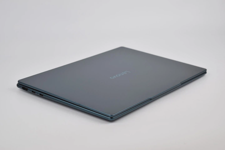 Ультрабук Lenovo Yoga Slim 7 14AKP10 Ryzen AI 5 340 / 16GB / 512GB / AMD Radeon 840M / 14" WUXGA OLED / Win11 (Tidal Teal) - Фото 3 Ультрабук Lenovo Yoga Slim 7 14AKP10 Ryzen AI 5 340 / 16GB / 512GB / AMD Radeon 840M / 14" WUXGA OLED / Win11 (Tidal Teal) - зображення 3