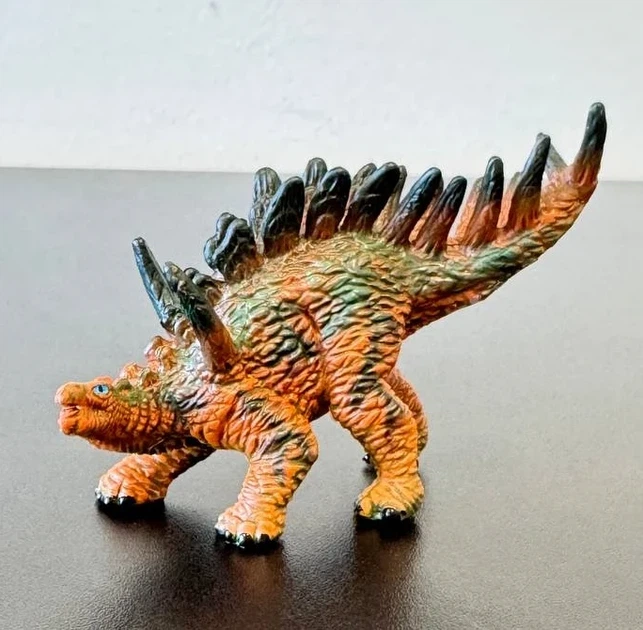 Фігурка Кентозавр з блакитними очима, Dino Toys, серія 57600 - Фото 4 Фігурка Кентозавр з блакитними очима, Dino Toys, серія 57600 - зображення 4