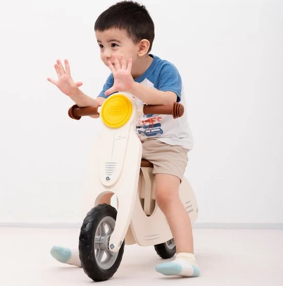 Деревянный самокат New Classic Toys с сиденьем, белый - Фото 4 Деревянный самокат New Classic Toys с сиденьем, белый - изображение 4