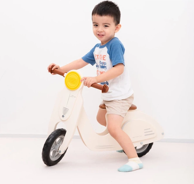 Деревянный самокат New Classic Toys с сиденьем, белый - Фото 5 Деревянный самокат New Classic Toys с сиденьем, белый - изображение 5