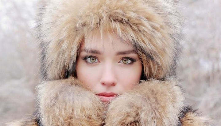 Женская меховая шапка из натурального меха енота, коричневая - Фото 3 Женская меховая шапка из натурального меха енота, коричневая - изображение 3