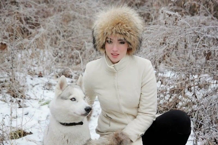 Женская меховая шапка из натурального меха енота, коричневая - Фото 4 Женская меховая шапка из натурального меха енота, коричневая - изображение 4