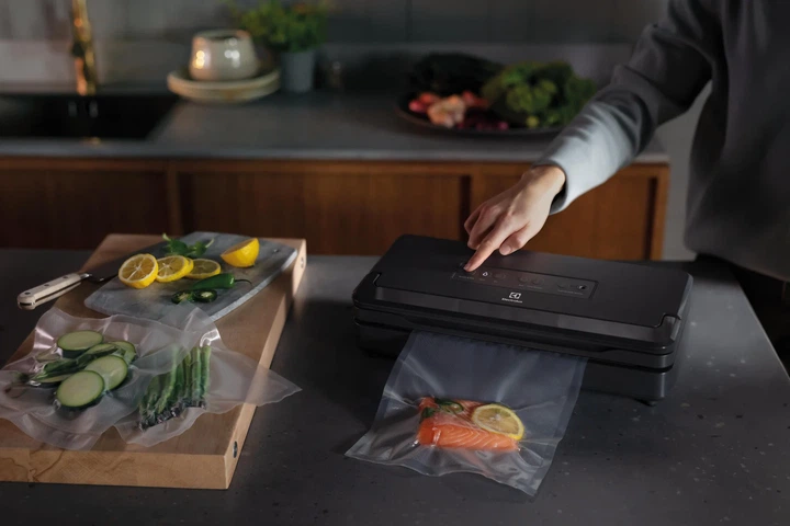 Вакуумный упаковщик Electrolux для рулонов, пакетов и контейнеров, мощность 120Вт, ширина 30 см, электронное управление, в комплекте 1 рулон, пластиковый корпус - изображение 2
