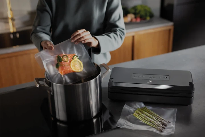 Вакуумный упаковщик Electrolux для рулонов, пакетов и контейнеров, мощность 120Вт, ширина 30 см, электронное управление, в комплекте 1 рулон, пластиковый корпус - изображение 4