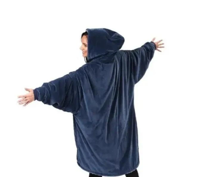 Толстовка-плед с капюшоном и рукавами Huggle Hoodie Blanket синего цвета теплая флисовая плед-худи оверсайз универсального размера для взрослых домашний халат-плед для отдыха сна просмотра фильмов и чтения с возможностью машинной стирки - изображение 4