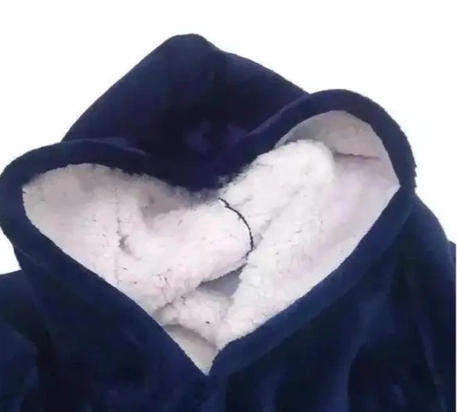 Толстовка-плед с капюшоном и рукавами Huggle Hoodie Blanket синего цвета теплая флисовая плед-худи оверсайз универсального размера для взрослых домашний халат-плед для отдыха сна просмотра фильмов и чтения с возможностью машинной стирки - изображение 5