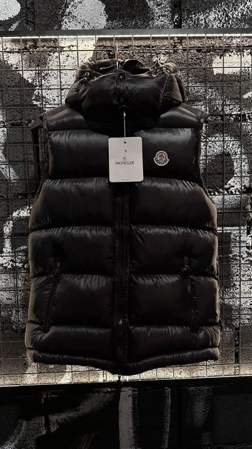 Чоловіча жилетка Moncler Maya з капюшоном матова чорна XL 4462 - Фото 1 Чоловіча жилетка Moncler Maya з капюшоном матова чорна XL 4462 - зображення 1