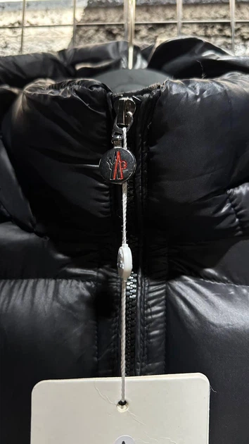 Чоловіча жилетка Moncler Maya з капюшоном матова чорна XL 4462 - Фото 4 Чоловіча жилетка Moncler Maya з капюшоном матова чорна XL 4462 - зображення 4