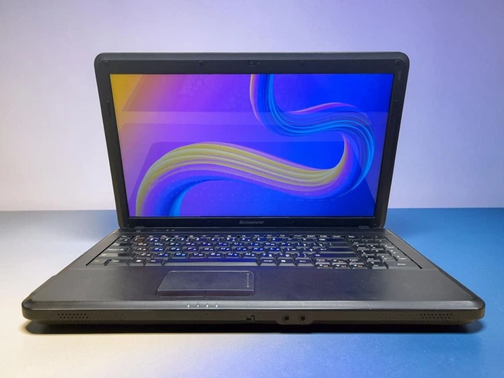 Ноутбук Б-класс Lenovo G550 / 15.6" (1366x768) TN / Intel Pentium T4500 (2 ядра по 2.3 GHz) / 8 GB DDR3 / NO HDD / Intel HD Graphics / WebCam б/у - Фото 2 Ноутбук Б-класс Lenovo G550 / 15.6" (1366x768) TN / Intel Pentium T4500 (2 ядра по 2.3 GHz) / 8 GB DDR3 / NO HDD / Intel HD Graphics / WebCam б/у - изображение 2
