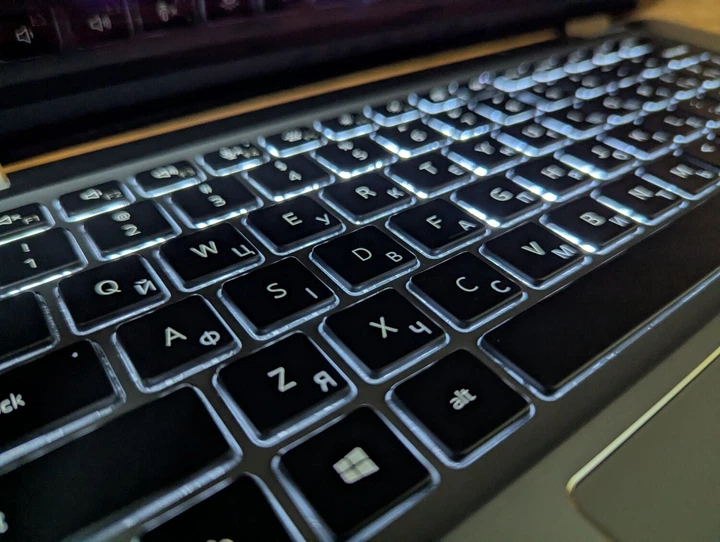Ультрабук-трансформер Dell Latitude 9520 / 15" (1920x1080) IPS Touch / Intel Core i5-1145G7 (4 (8) ядра по 2.6 - 4.4 GHz) / 16 GB DDR4 / 256 GB SSD / Intel Iris Xe Graphics / WebCam / HDMI / Windows 11 б/у + Подарок Беспроводная мышь / USB - Фото 6 Ультрабук-трансформер Dell Latitude 9520 / 15" (1920x1080) IPS Touch / Intel Core i5-1145G7 (4 (8) ядра по 2.6 - 4.4 GHz) / 16 GB DDR4 / 256 GB SSD / Intel Iris Xe Graphics / WebCam / HDMI / Windows 11 б/у + Подарок Беспроводная мышь / USB - изображение 6
