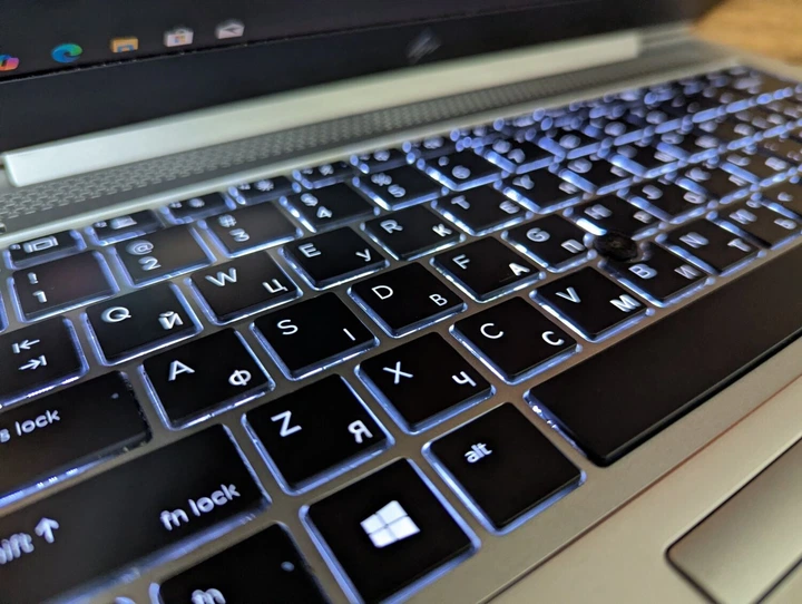 Ультрабук Б-класс HP EliteBook 830 G6 / 13.3" (1920x1080) IPS / Intel Core i7-8665U (4 (8) ядра по 1.9 - 4.8 GHz) / 16 GB DDR4 / 512 GB SSD / Intel UHD Graphics / WebCam / TouchID / Windows 10 б/у + Подарок Беспроводная мышь / USB - Фото 7 Ультрабук Б-класс HP EliteBook 830 G6 / 13.3" (1920x1080) IPS / Intel Core i7-8665U (4 (8) ядра по 1.9 - 4.8 GHz) / 16 GB DDR4 / 512 GB SSD / Intel UHD Graphics / WebCam / TouchID / Windows 10 б/у + Подарок Беспроводная мышь / USB - изображение 7