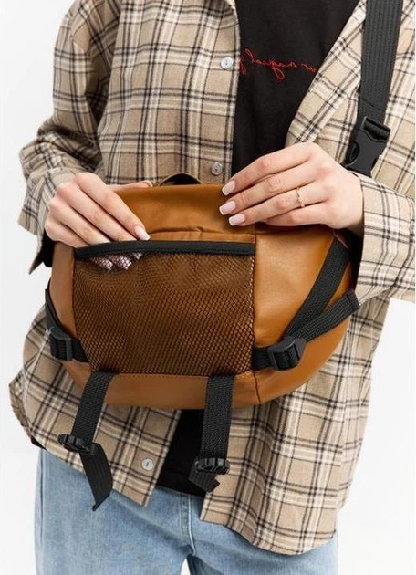 Большая женская поясная сумка бананка из натуральной кожи городская Sambag DynamicDart, рыжая 60510 - Фото 8 Большая женская поясная сумка бананка из натуральной кожи городская Sambag DynamicDart, рыжая 60510 - изображение 8