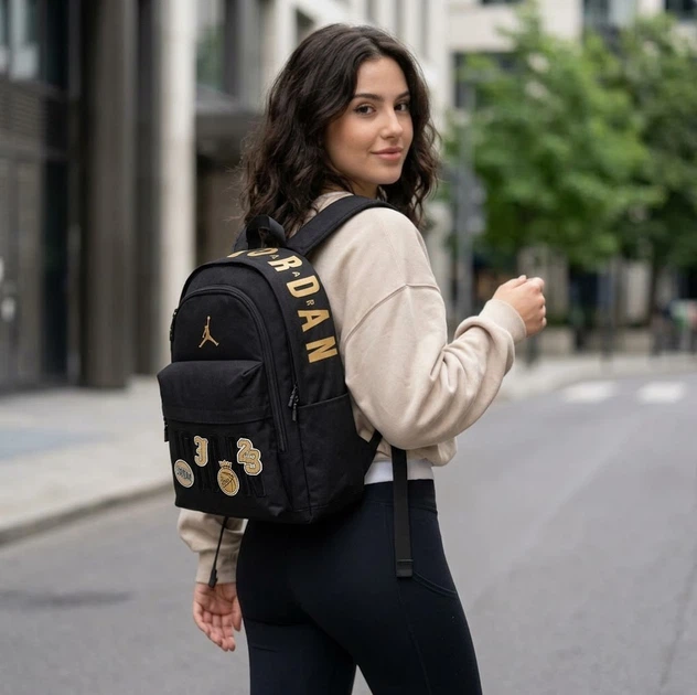 Рюкзак Nike Air Jordan Backpack (25 L) черный с золотым логотипом 23 JD2623161GS-001, городской рюкзак Jordan с наклейками, рюкзак для ноутбука унисекс - изображение 8