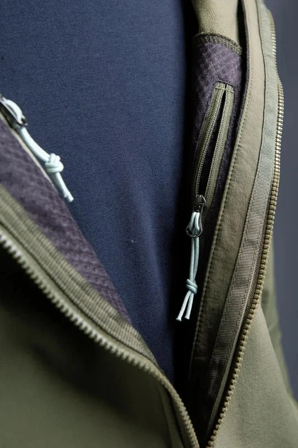 Трекінгова чоловіча куртка Soft Shell Tatonka Cesi M's Hooded Jacket, Olive, L - Фото 5 Трекінгова чоловіча куртка Soft Shell Tatonka Cesi M's Hooded Jacket, Olive, L - зображення 5