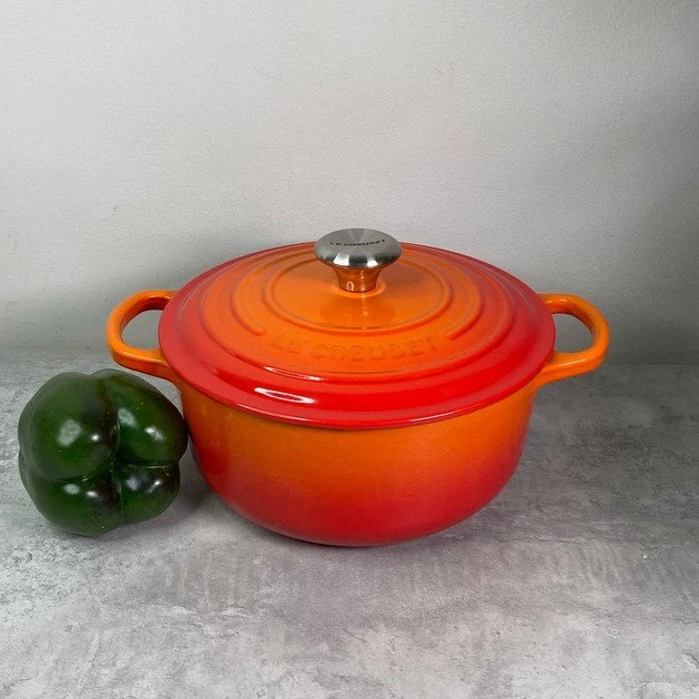 Каструля с крышкой Le Creuset Signature Cast Iron Round Casserole 21177200902430 20 см 2.4 л огненная - Фото 2 Каструля с крышкой Le Creuset Signature Cast Iron Round Casserole 21177200902430 20 см 2.4 л огненная - изображение 2