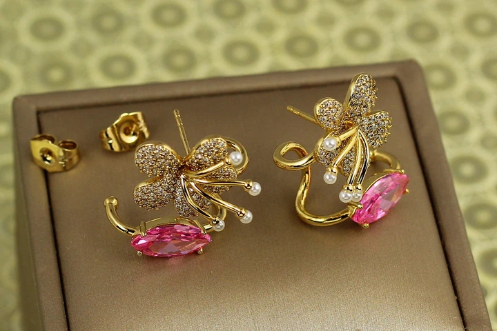 Сережки кафи Xuping Jewelry квітка з рожевим маркізом 2 см золотисті - Фото 2 Сережки кафи Xuping Jewelry квітка з рожевим маркізом 2 см золотисті - зображення 2