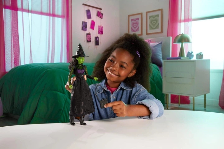Лялька Wicked Ельфаба Mattel JLG43 з фільму «Чарівниця», рухлива, в чорній сукні та капелюсі - зображення 6