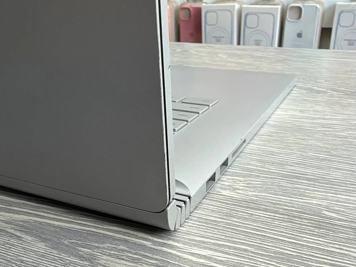 Ультрабук-трансформер Microsoft Surface Book 2 / 15" (3240x2160) IPS Touch / Intel Core i7-8650U (4 (8) ядра по 1.9 - 4.2 GHz) / 16 GB DDR4 / 1000 GB SSD / nVidia GeForce GTX 1060, 6 GB GDDR5, 192-bit / WebCam б/в - зображення 4