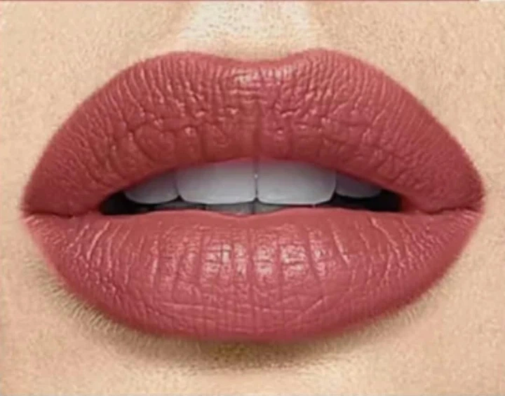 Зволожуюча губна помада Avon Luxe (Rose Silk / Оксамитовий шик) - Фото 2 Зволожуюча губна помада Avon Luxe (Rose Silk / Оксамитовий шик) - изображение 2