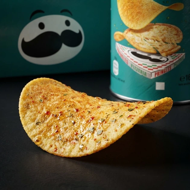 Чипси Pringles Pizza картопляні зі смаком піци хрусткі ароматизовані скибочки з томатом часником цибулею без пальмової олії у картонному тубусі 165 г - Фото 8 Чипси Pringles Pizza картопляні зі смаком піци хрусткі ароматизовані скибочки з томатом часником цибулею без пальмової олії у картонному тубусі 165 г - зображення 8