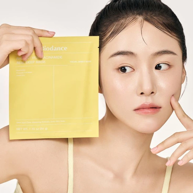 Гідрогелева маска для оживлення тьмяної шкіри Biodance Radiant Vita Niacinamide Real Deep Mask 34 г - Фото 3 Гідрогелева маска для оживлення тьмяної шкіри Biodance Radiant Vita Niacinamide Real Deep Mask 34 г - зображення 3